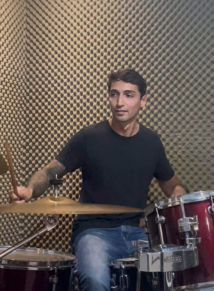 João tocando bateria